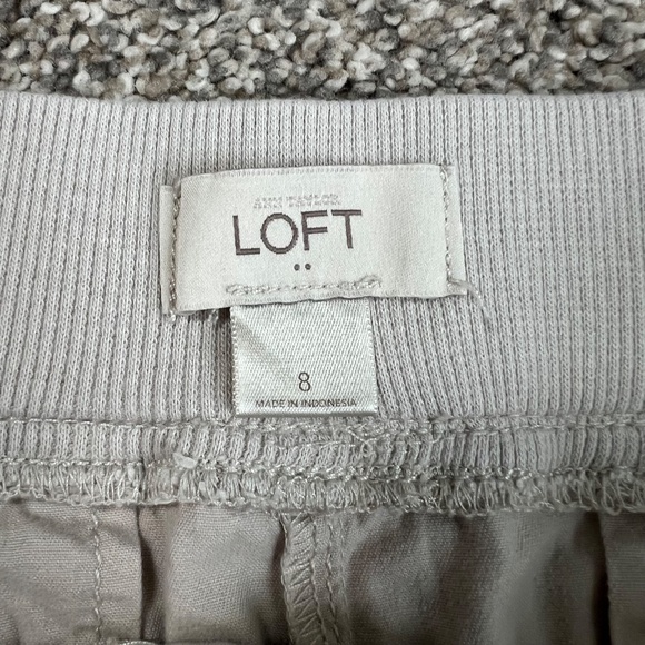 Loft Cream 4" Inseam Cargo Shorts 100% Cotton, Size 8 - Picture 3 of 5